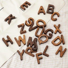 Lettres de AZ en Bois de Noyer - Oyuncak House